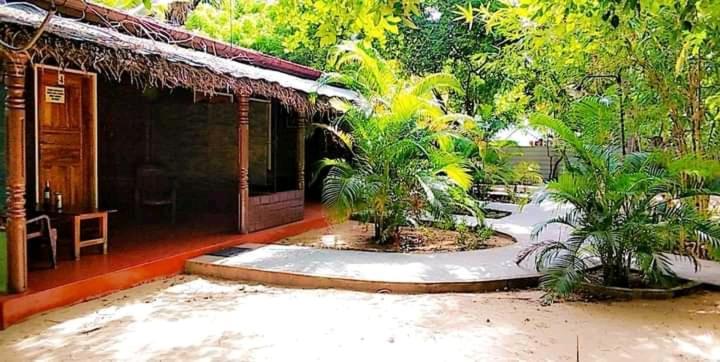 Naaval Beach Villa & Rooms Баттікалоа Екстер'єр фото